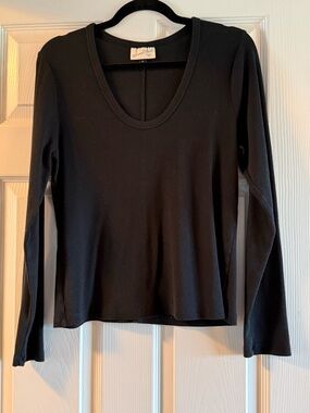 Universal Thread Black Long-Sleeve Scoop Neck Top